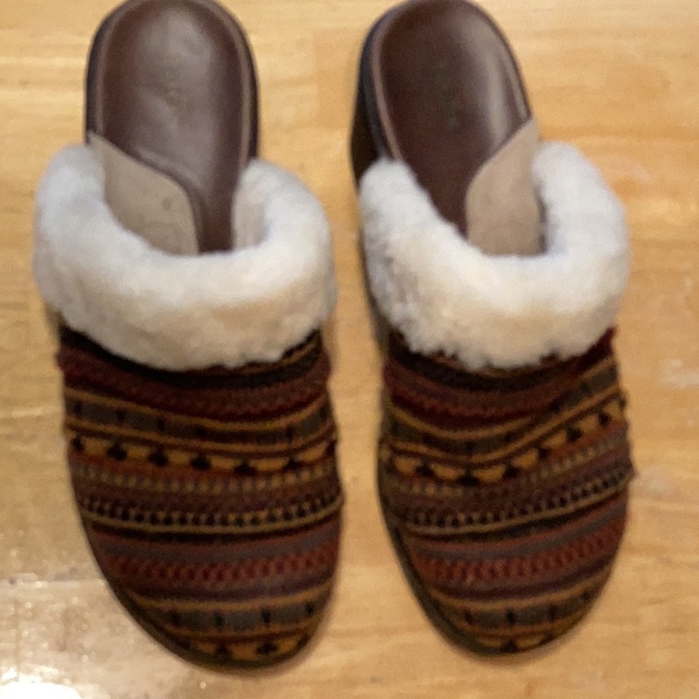 Taos WN SZ 6.5-7 Sweater Clogs 2.5” Heels Sheepskin Lining Aztec